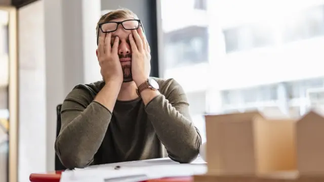 Homem cansado no escritório