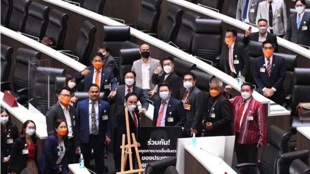 ส.ส. พรรคก้าวไกลถ่ายภาพหมู่ร่วมกันหลังเสร็จสิ้นการอภิปรายไม่ไว้วางใจรัฐบาล