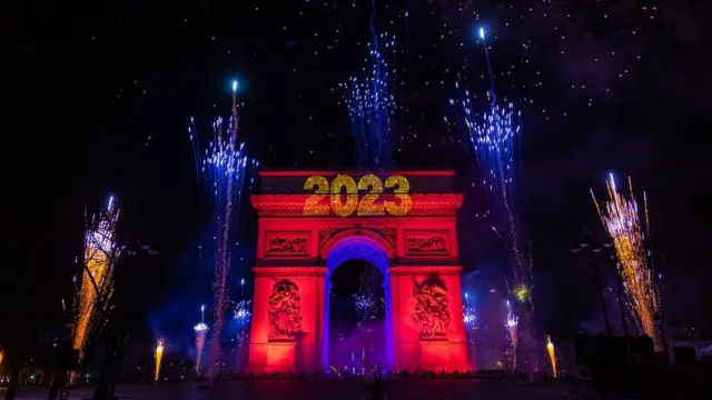 Em Paris, Arco do Triunfo foi iluminado por show de luzes e fogos de artíficio, enquanto milhares de pessoas se reuniam na famosa avenida Champs-Elysées