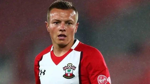 AZ Alkmaar imethibitisha mazungumzo na kiungo wa kati wa Southampton Jordy Clasie, 27. (Daily Echo)