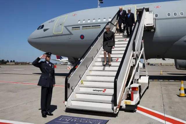 Theresa May, na Boris Johnson na Sir Michael Fallon, wakiwasili Brussels, 25 May