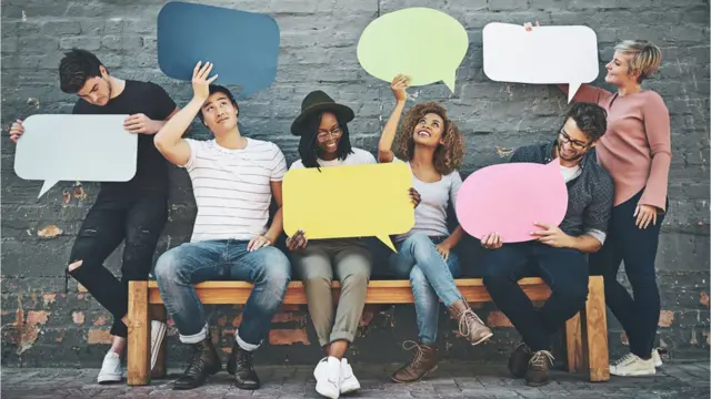 Chicos jóvenes con globos de cómic.