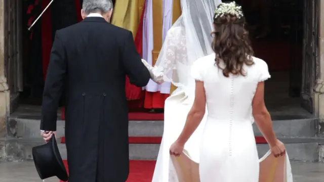 Пиппа Миддлтон несет шлейф платья Кейт