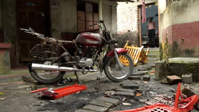সহিংসতার সময় আগুনে পোড়া মোটরবাইক
