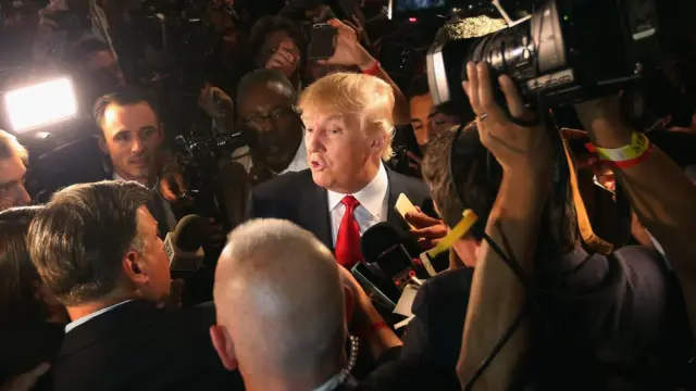 Трамп в окружении журналистов