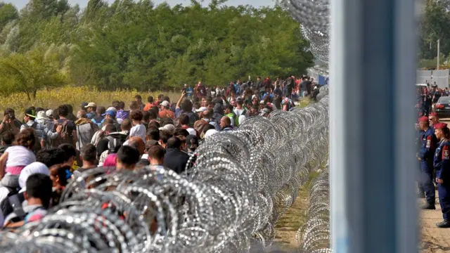 2015'te Macaristan sınırını geçmeye çalışan, büyük bölümü Suriyeli göçmenler.