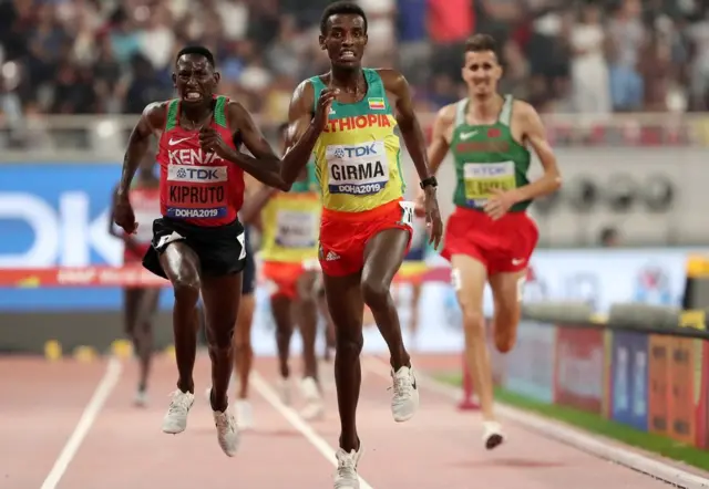 Kipruto alifanikiwa kumfikia Girma katika mita za mbio hiyo