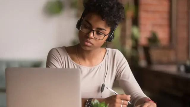 Mulher jovem negra estudando