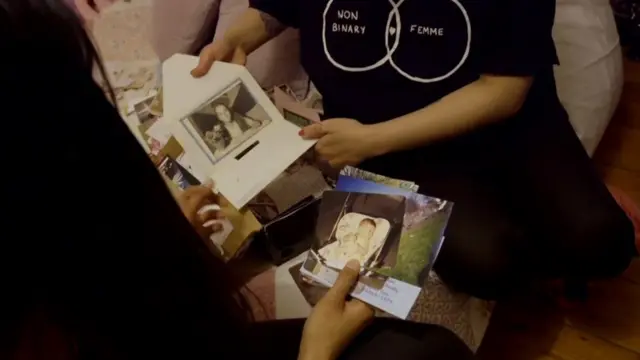 Andie muestra sus fotos a la periodista.