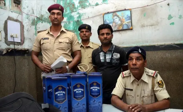 Policiais em Bihar com bebidas alcoólicas apreendidas