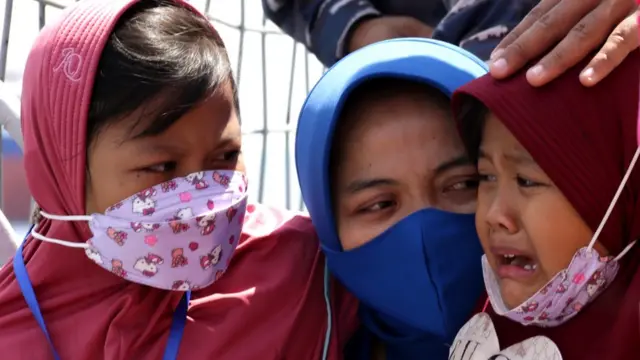 Keluarga awak KRI Nanggala 402 menangis saat menggelar Tabur Bunga dari geladag Helly KRI Dr Soeharso-990 di perairan utara pulau Bali, Bali, Jumat (30/04).