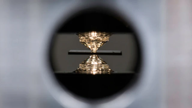 ทั่งทำจากเพชรคู่หนึ่งบีบอัดแผ่นตัวนำด้วยแรงดันมหาศาล ทำให้เกิดสภาพนำยิ่งยวดที่อุณหภูมิสูงขึ้นได้