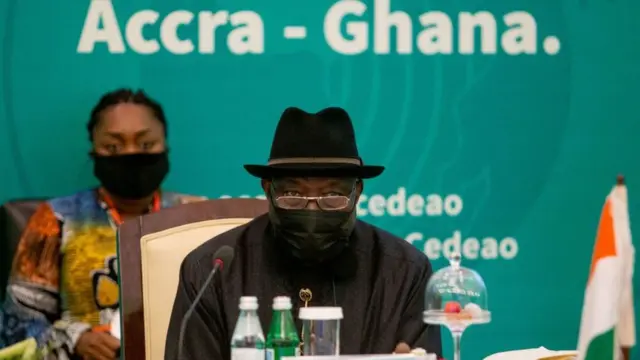 L'ancien président nigérian Goodluck Jonathan assiste au sommet extraordinaire de la CEDEAO sur la situation au Mali, à Accra, le 30 mai 2021