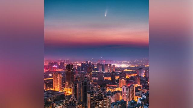 El cometa sobre la ciudad de Harbin, provincia de Heilongjiang, China, el 9 de julio.