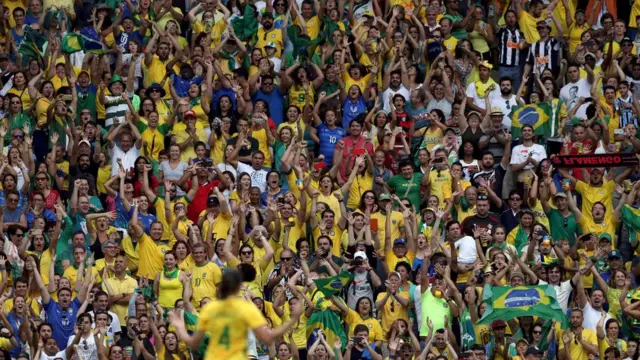 Estadio Maracaná repleto de hinchas brasileños.