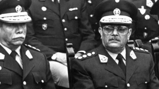 A la derecha, Luis Federico Cisneros el "Gaucho" cuando era ministro de Guerra en Perú.