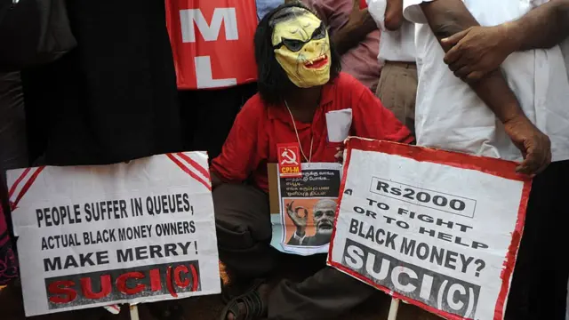 નોટબંધીનો વિરોધ કરી રહેલા લોકોની તસવીર