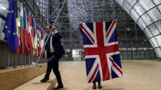 ব্রাসেলসে ইইউ সদর দফতর থেকে ব্রিটিশ পতাকা নামানো হচ্ছে