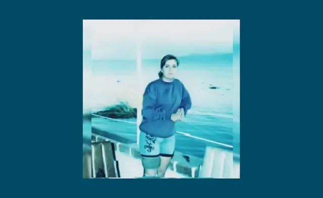 Sonia, con el aparato ortopédico en la pierna derecha.