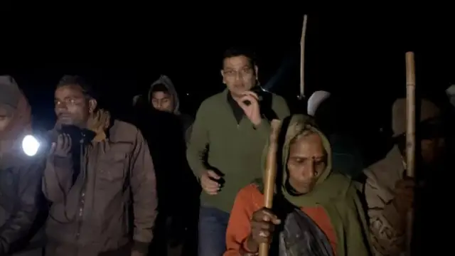 रात्री पहारा देणाऱ्या लोकांसोबत बीबीसी प्रतिनिधी नितीन श्रीवास्तव