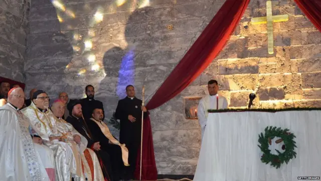 मोसूलमधील सेंट पॉल चर्चमध्ये ख्रिसमस साजरा करणारे ख्रिश्चन नागरिक