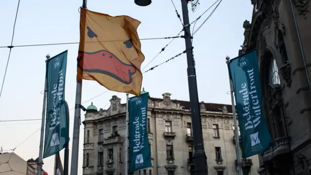 Zastave žute patke sa zastavama Beograda na vodi