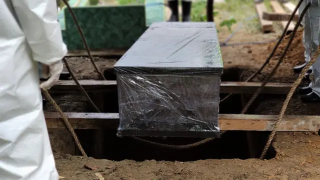 தகனம், இறுதிச் சடங்கு, அடக்கம் அல்லது சவக்கிடங்கு சேவைகள் ஆகியவற்றுக்கு ஜிஎஸ்டி வரி கிடையாது என்றும் அவர் கூறினார்.