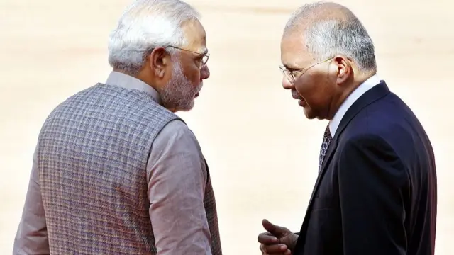 নরেন্দ্র মোদী ও অশোক কান্থা। ফাইল ছবি