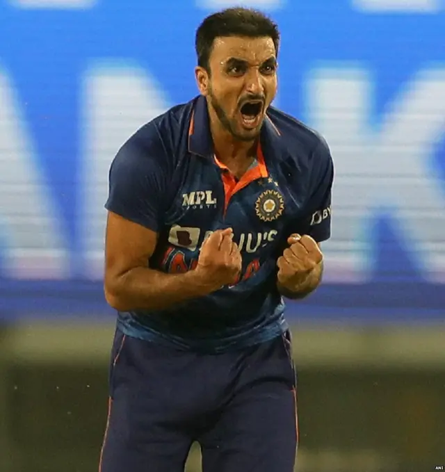 अपने पहले ही मैच में 25 रन पर दो विकेट लेकर हर्षल पटेल मैन ऑफ द मैच बने.