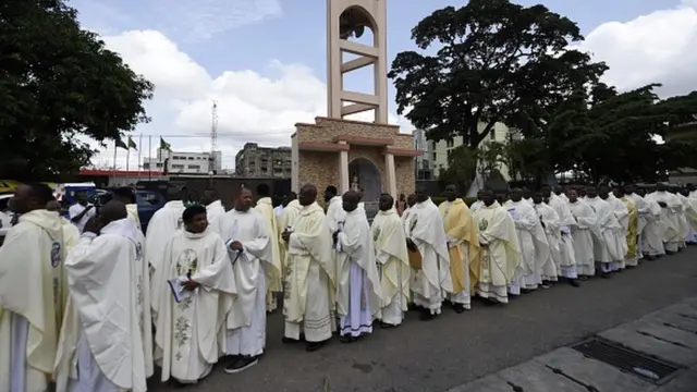 Ndị ụkọchukwu St Leo Catholic church dị na Legọs