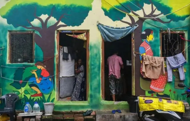 இந்தியாவின் தனிநபர் வருமானம் சுமார் $2,400 (£1,885) ஆக இருப்பதால் குறைந்த நடுத்தர வருமான நாடுகளின் பிரிவிலுள்ளது.