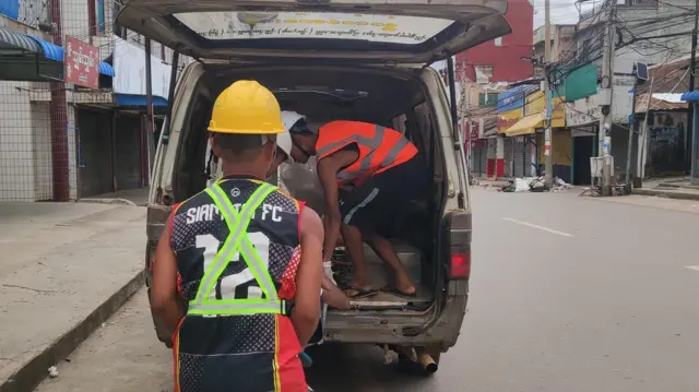 ဇူလိုင် ၁၂ ရက်နေ့က ဒဏ်ရာရထားသူ လားရှိုးမြို့ခံတစ်ဦးကို လူနာတင်ယာဥ်ပေါ်ကို တင်ဆောင်နေ