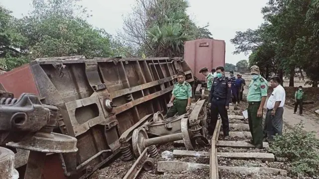 သိမ်ဆိပ်နဲ့ ဒုံးဝန်းဘူတာကြား ရထားလမ်းမှာ မိုင်းခွဲခံရမှုကို လာရောက်စစ်ဆေးနေကြတဲ့ စစ်ကောင်စီတပ် အရာရှိတွေ