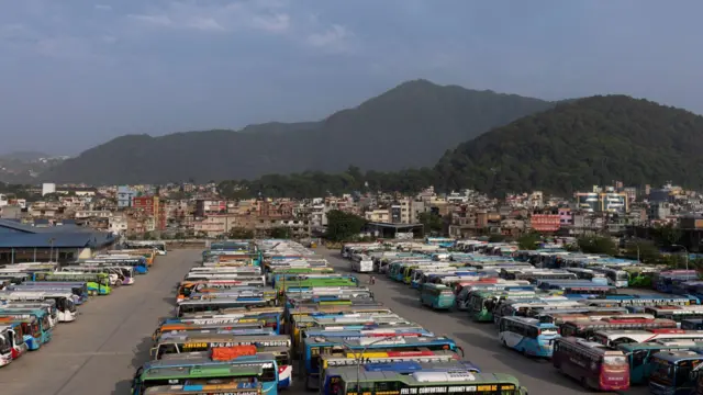 राइड शेअरिङ सेवालाई वैधानिक बनाउने सरकारी कदमविरुद्ध व्यवसायीहरूले सार्वजनिक सवारीसाधनहरू थन्क्याएर आन्दोलन गरेका छन्