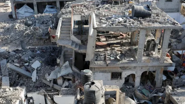 One house wey bomb hit for night for Khan Younis, southern Gaza