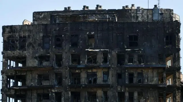 El esqueleto del edificio calcinado en Valencia