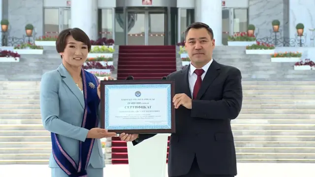 Токио Олимпиадасы кыргыз спортунун тарыхындагы өтө маанилүү учур болуп калды. Айсулуу Тыныбекованын президент Садыр Жапаровдон сыйлык алып жаткан кези