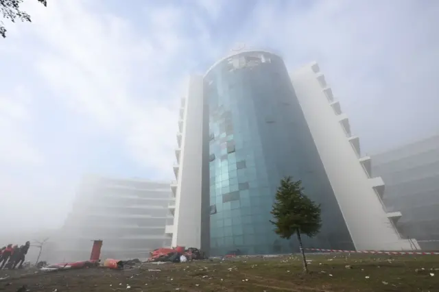 Hastane binası ve helikopter enkazı 