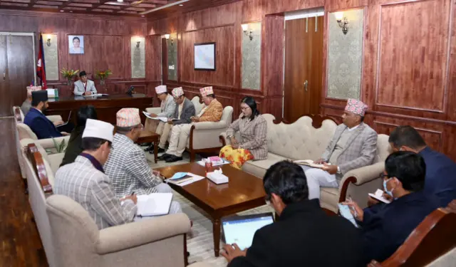 राष्ट्रपति निर्वाचनबारे प्रधानमन्त्रीसँग छलफल गर्दै निर्वाचन आयोगका पदाधिकारीहरू 