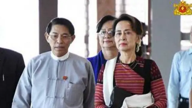 အတိုင်ပင်ခံပုဂ္ဂိုလ် ဒေါ်အောင်ဆန်းစုကြည်ရဲ့ဘေးမှာတွေ့ခဲ့ရသူ သမ္မတရုံးဝန်ကြီးဟောင်း ဦးမင်းသူ(ဝဲ)