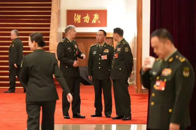 3月5日星期四，在中國北京全國人民代表大會開幕前，軍方代表們出現在人民大會堂。幾位代表在一起交談。