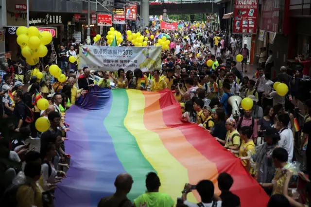 2015年同志游行，街头上拉起一张彩虹旗。