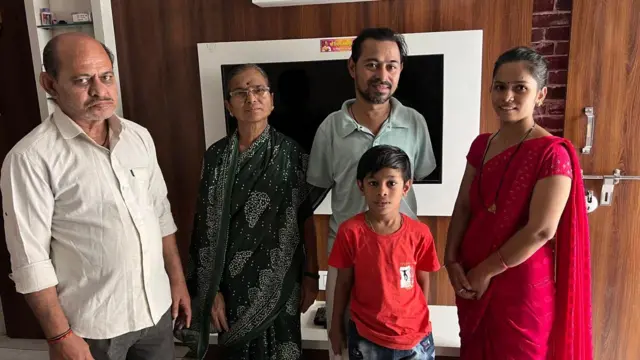 મનોજ તેમના પરિવાર સાથે