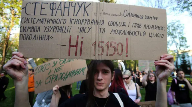 Учасники протесту проти Цивільного кодексу тримають у руках гасла, написані на картоні. 