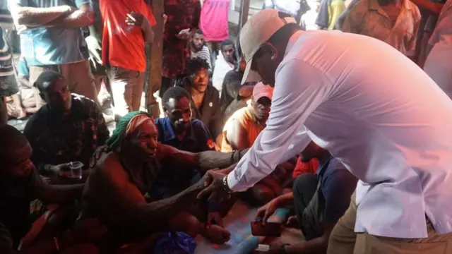 Ayah Erenius (duduk sambil mengulurkan tangan) dan Bupati Asmat Thomas Eppe Safanpo.