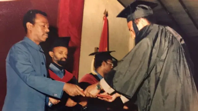 Daanyaachaw Birrii yeroo digirrii isaa Mangistuurraa fudhatutti