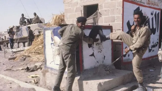 খোমেনির ছবিতে লাথি মারছে ইরাকি সৈন্যরা