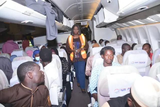 Nigerians inside AirPeace wey carri dem come back