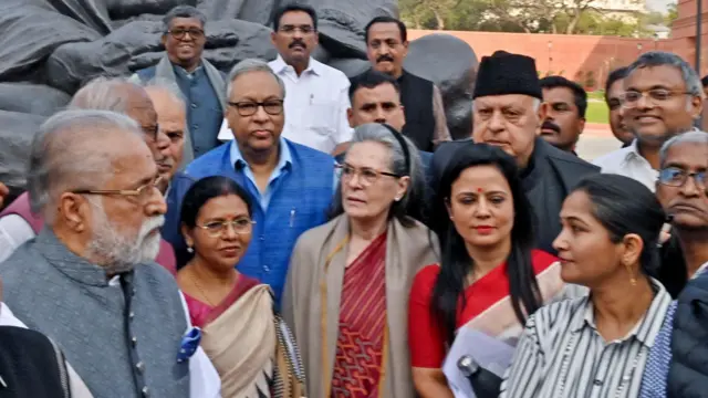 संसद के बाहर महुआ मोइत्रा