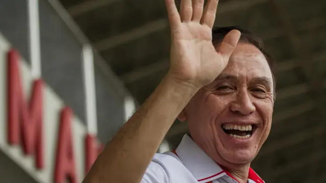 Ketua Umum PSSI Mochamad Irawan atau Iwan Bule melambaikan tangan usai mendengar pengumuman resmi Pemerintah tentang 'kick off' pertandingan BRI Liga 1 di Stadion Manahan, Solo, Jawa Tengah, Senin (5/12/2022). 